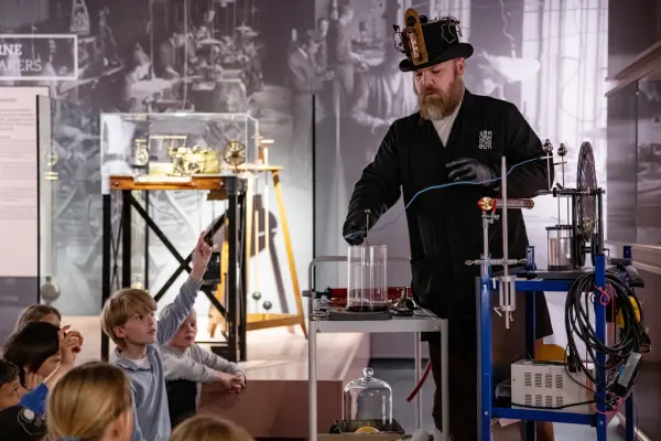 Formidler demonstrerer elektromagnetisme foran en gruppe elever