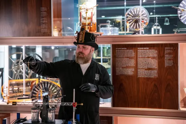 Formidler som demonstrer elektromagnetisme