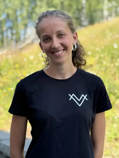 Portrettfoto av ung kvinne i svart t-skjorte