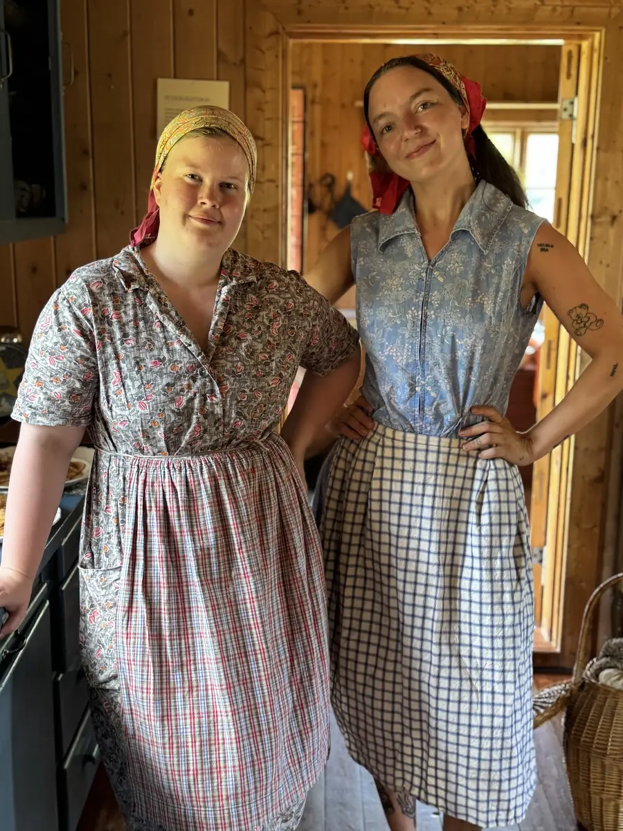 To budeier i sommarleg antrekk