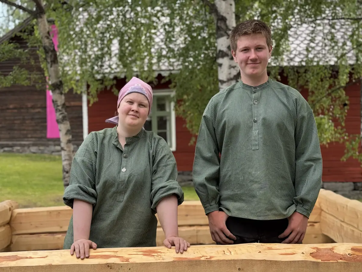 Jente og gutt i grøn busserull