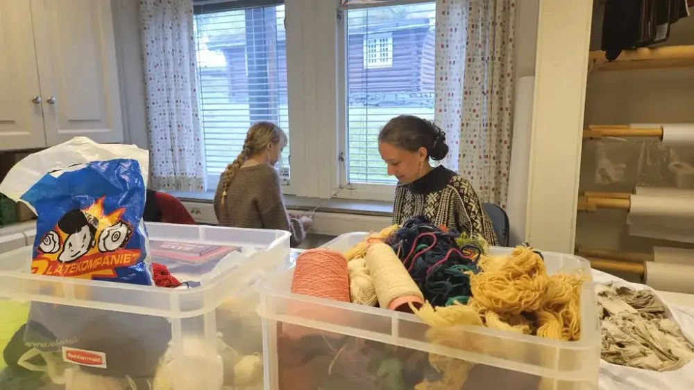 To jenter som studerar garn