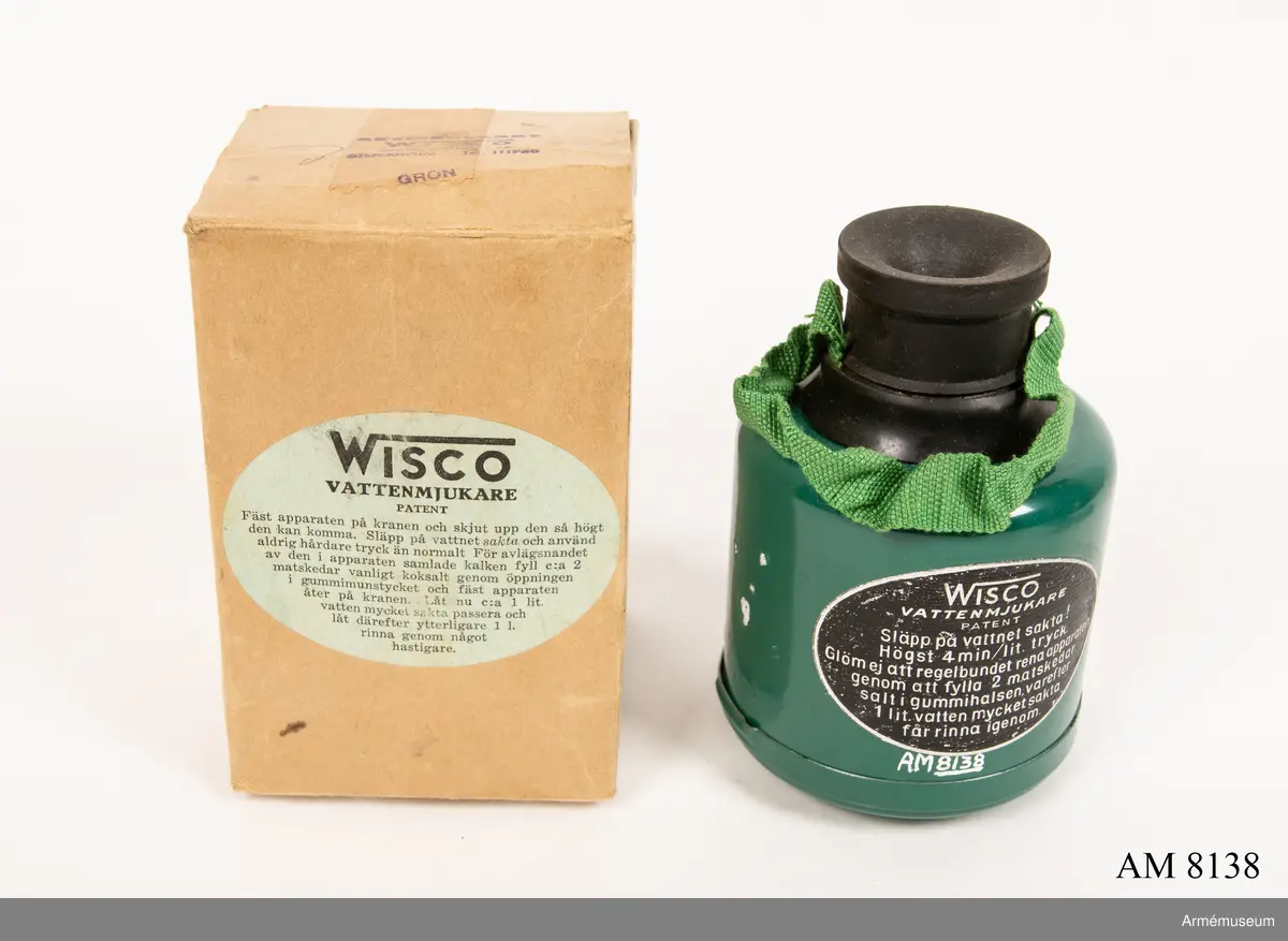 Vattenmjukare Wisco. Tillverkad av grön och svart plåt och gummi. Klistrad etikett  "Wisco vattenmjukare Patent". I botten med vit oljefärg "C". Apparaten skall sättas på en vattenkran. Vattnet får rinna igenom med högst 4 min/liter (sic!) tryck. Rening av apparaten görs med 2 matskedar salt som läggs i gummivalsen varefter en liter vatten sakta får rinna igenom. Bruksanvisning finns i förpackningen. Ingår i fotomaterielsats 7 låda 2.
