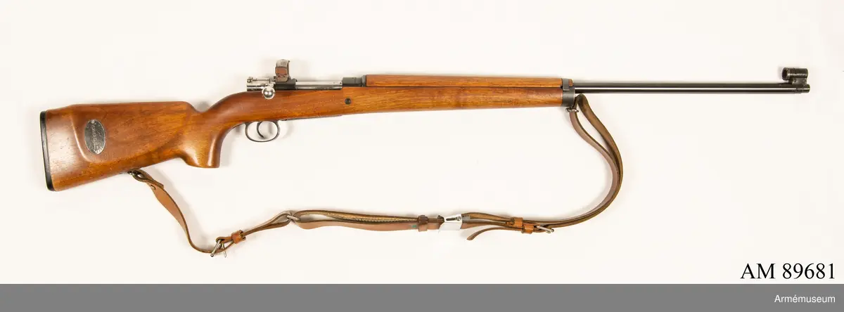 Dioptersikte av m/Söderlin. 
Samhörande fodral märkt med innehavarens namn. 

Vapnet märkt på lådans ovansida:
"Husqvarna vapenfabrik Aktiebolag 1943"