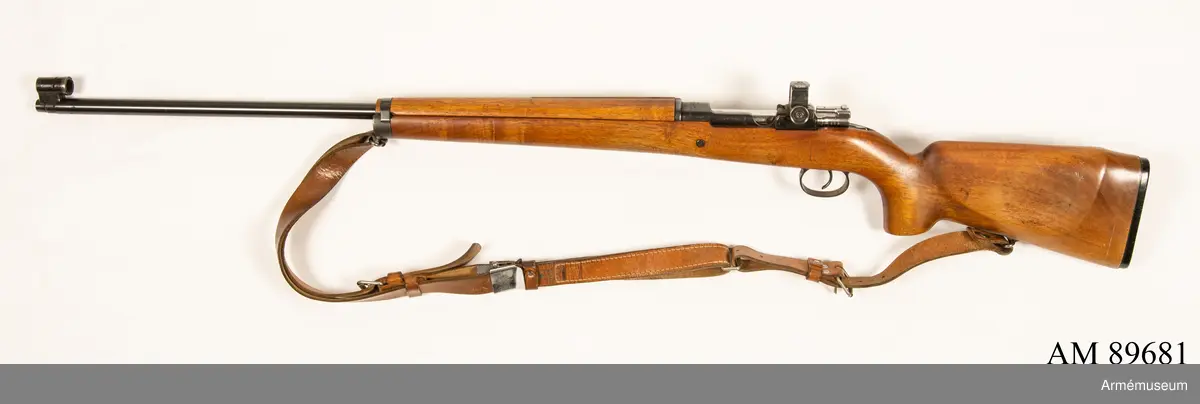 Dioptersikte av m/Söderlin. 
Samhörande fodral märkt med innehavarens namn. 

Vapnet märkt på lådans ovansida:
"Husqvarna vapenfabrik Aktiebolag 1943"