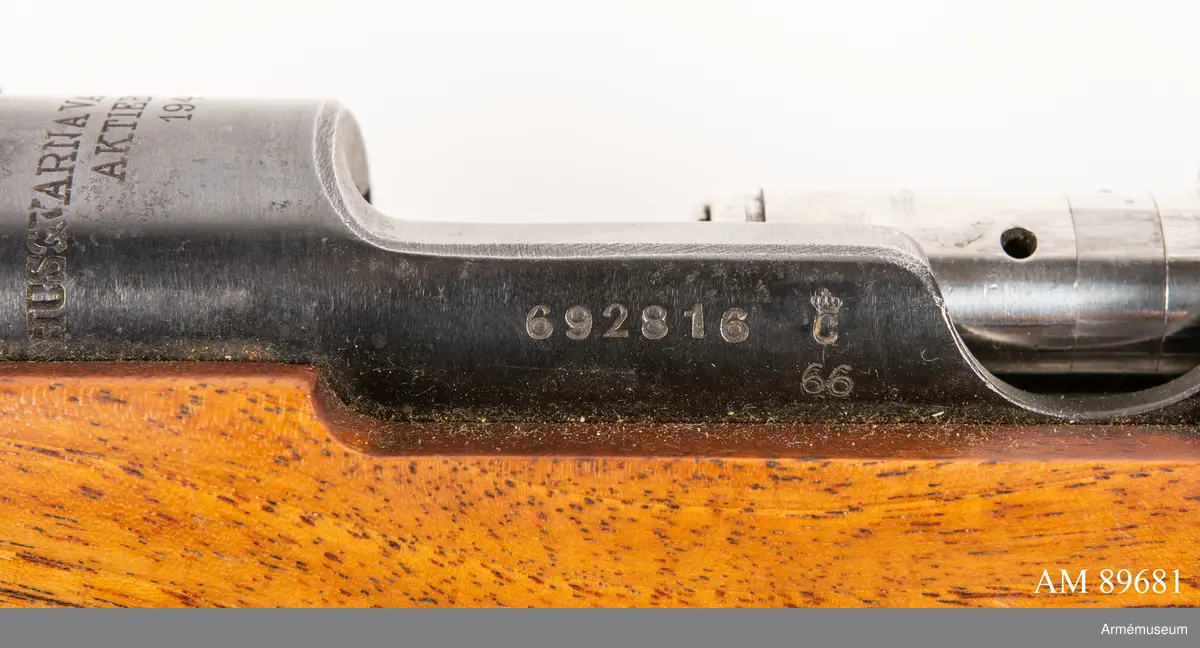 Dioptersikte av m/Söderlin. 
Samhörande fodral märkt med innehavarens namn. 

Vapnet märkt på lådans ovansida:
"Husqvarna vapenfabrik Aktiebolag 1943"