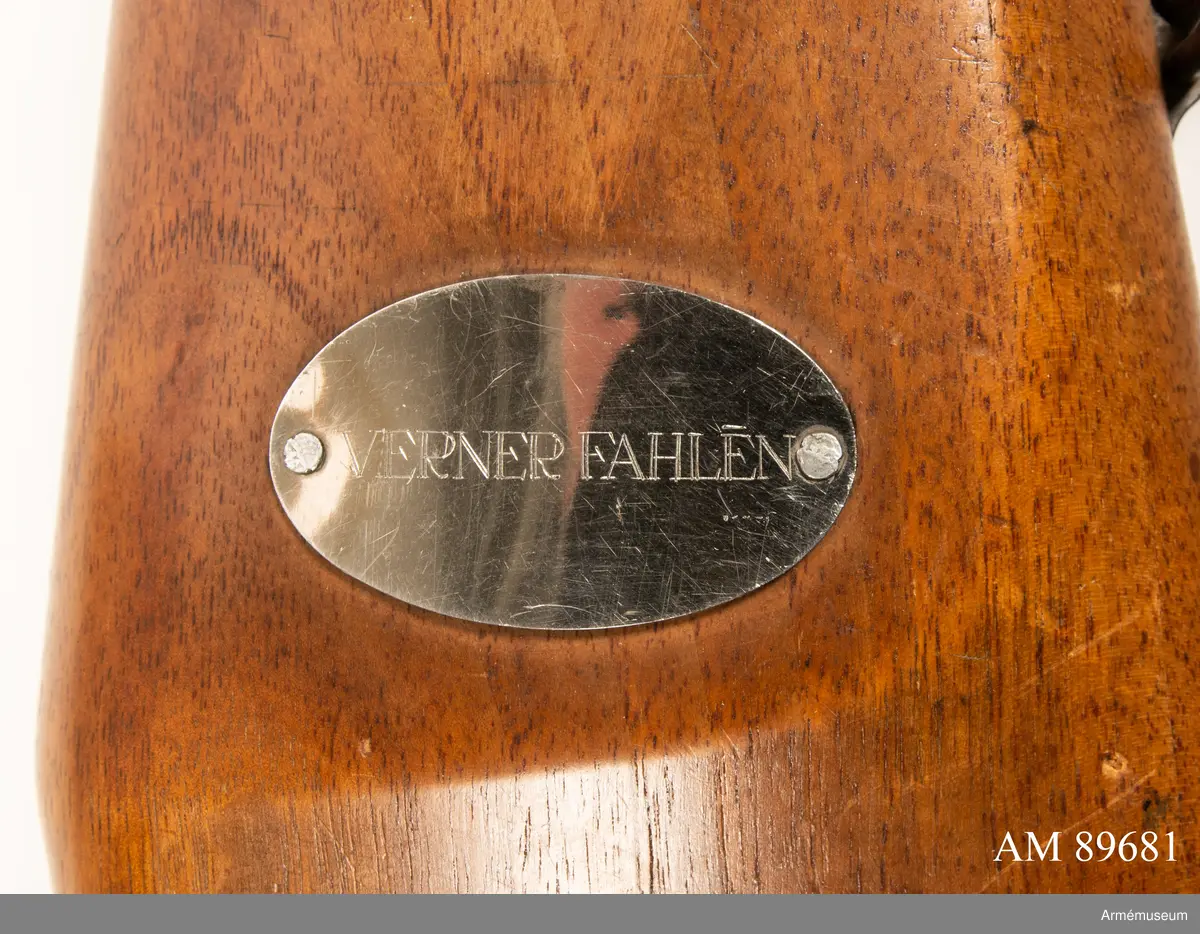 Dioptersikte av m/Söderlin. 
Samhörande fodral märkt med innehavarens namn. 

Vapnet märkt på lådans ovansida:
"Husqvarna vapenfabrik Aktiebolag 1943"