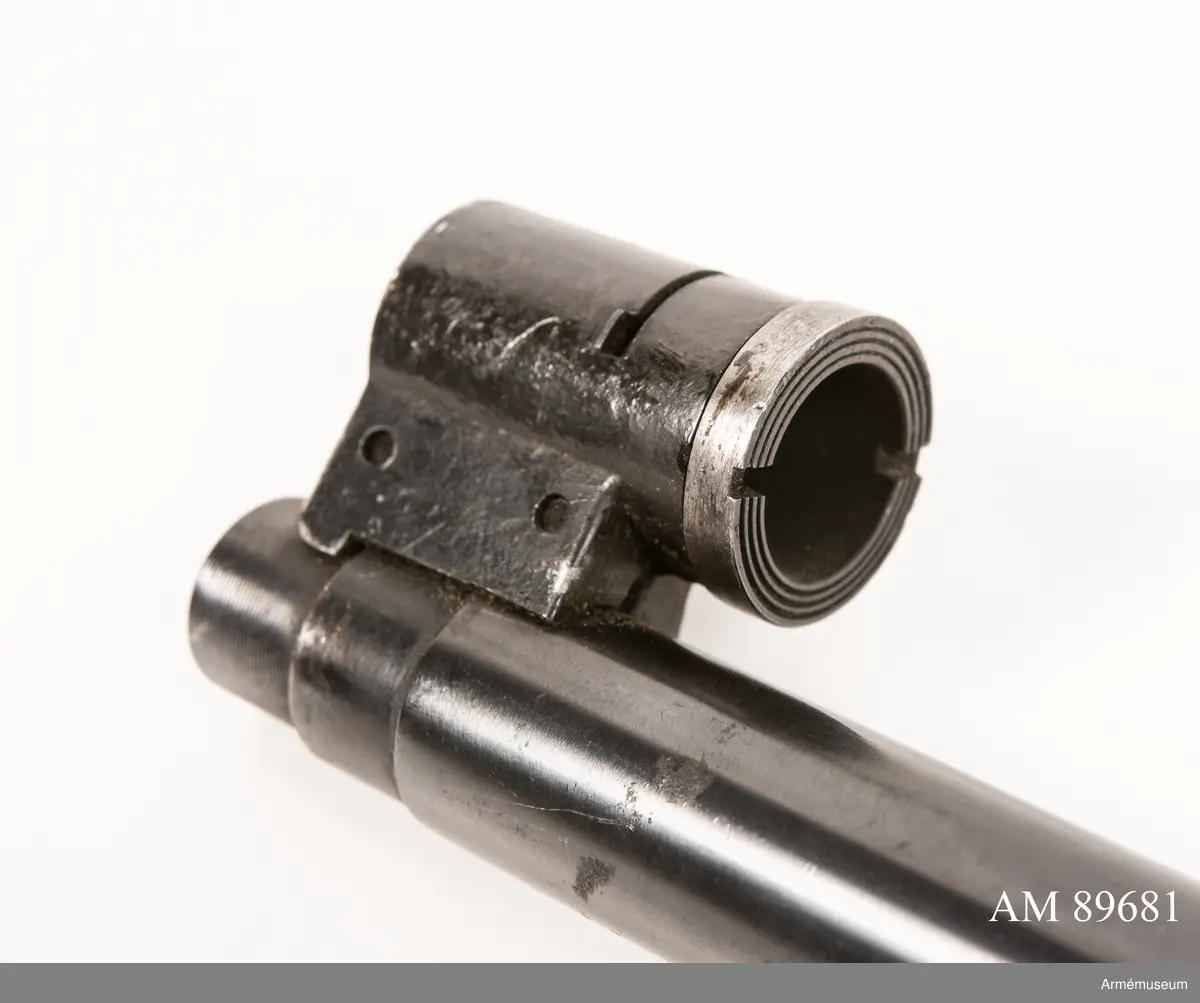 Dioptersikte av m/Söderlin. 
Samhörande fodral märkt med innehavarens namn. 

Vapnet märkt på lådans ovansida:
"Husqvarna vapenfabrik Aktiebolag 1943"