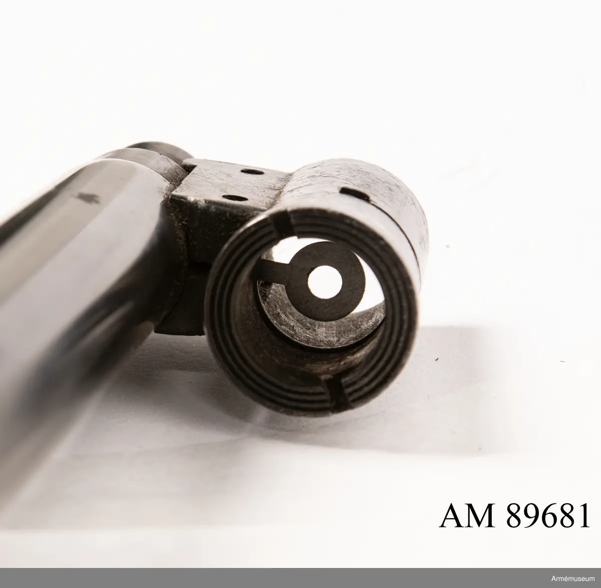 Dioptersikte av m/Söderlin. 
Samhörande fodral märkt med innehavarens namn. 

Vapnet märkt på lådans ovansida:
"Husqvarna vapenfabrik Aktiebolag 1943"