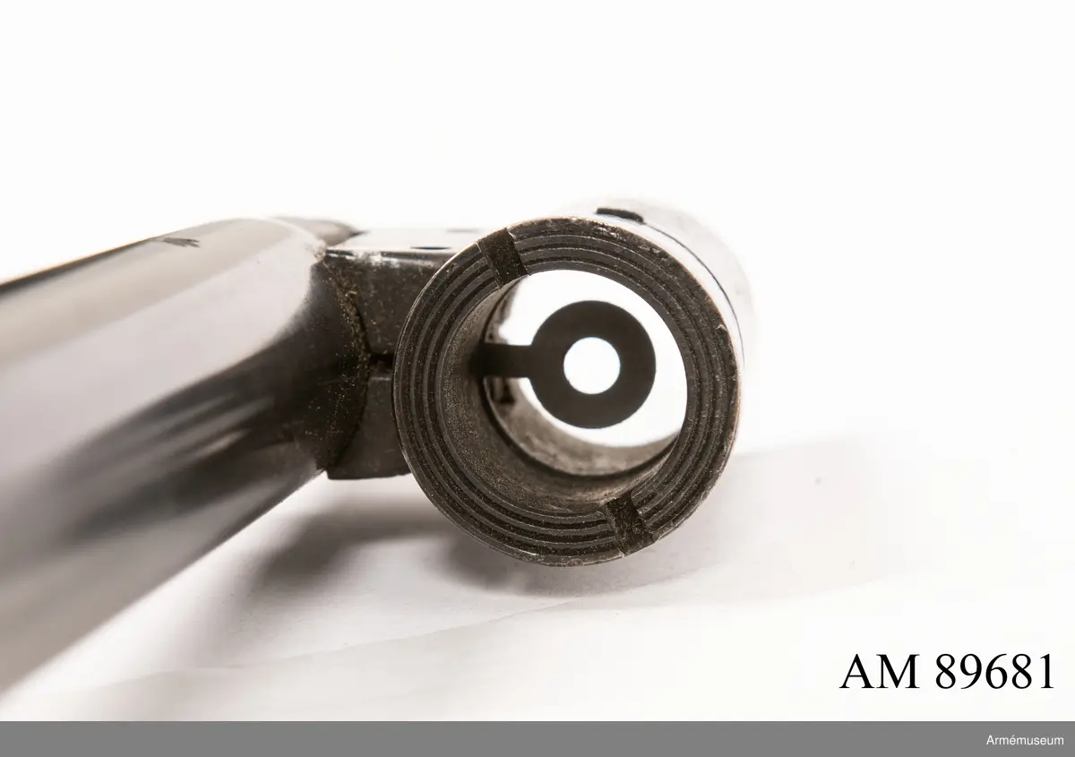 Dioptersikte av m/Söderlin. 
Samhörande fodral märkt med innehavarens namn. 

Vapnet märkt på lådans ovansida:
"Husqvarna vapenfabrik Aktiebolag 1943"