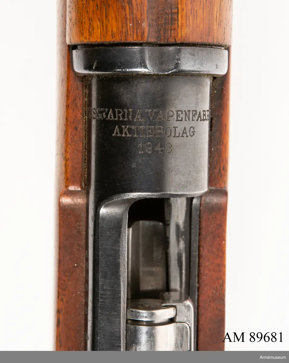 Dioptersikte av m/Söderlin. 
Samhörande fodral märkt med innehavarens namn. 

Vapnet märkt på lådans ovansida:
"Husqvarna vapenfabrik Aktiebolag 1943"