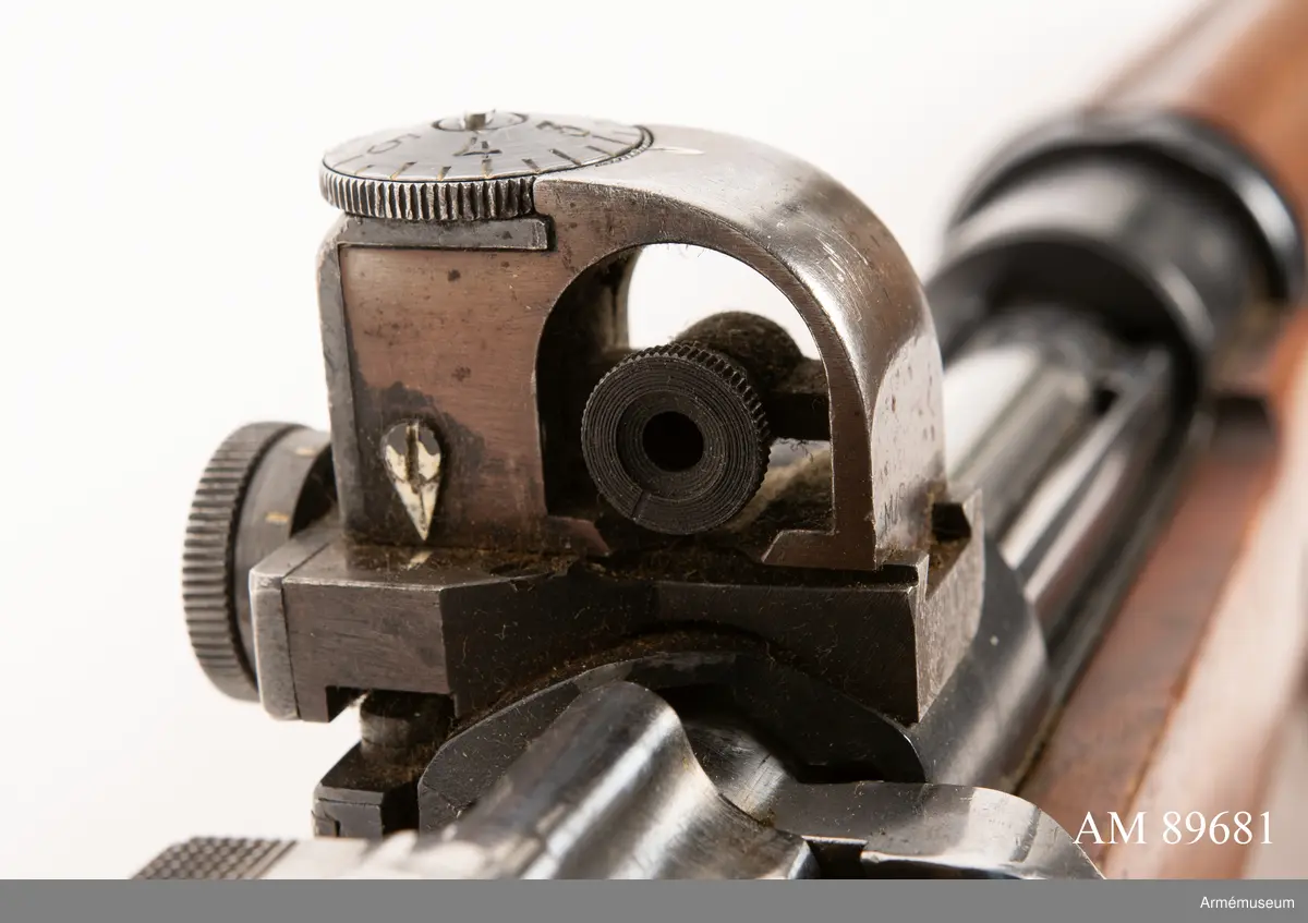 Dioptersikte av m/Söderlin. 
Samhörande fodral märkt med innehavarens namn. 

Vapnet märkt på lådans ovansida:
"Husqvarna vapenfabrik Aktiebolag 1943"