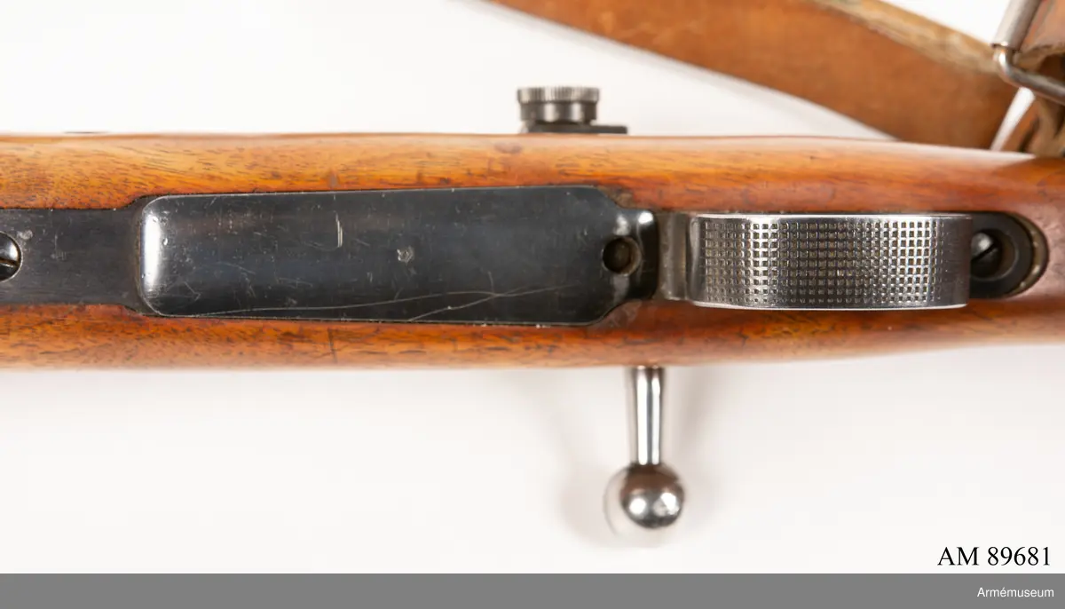 Dioptersikte av m/Söderlin. 
Samhörande fodral märkt med innehavarens namn. 

Vapnet märkt på lådans ovansida:
"Husqvarna vapenfabrik Aktiebolag 1943"