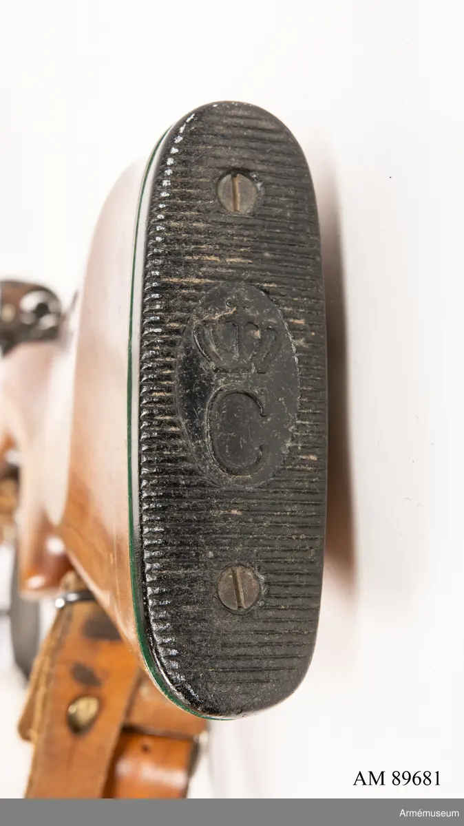 Dioptersikte av m/Söderlin. 
Samhörande fodral märkt med innehavarens namn. 

Vapnet märkt på lådans ovansida:
"Husqvarna vapenfabrik Aktiebolag 1943"