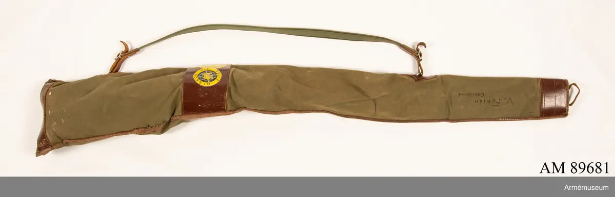 Dioptersikte av m/Söderlin. 
Samhörande fodral märkt med innehavarens namn. 

Vapnet märkt på lådans ovansida:
"Husqvarna vapenfabrik Aktiebolag 1943"