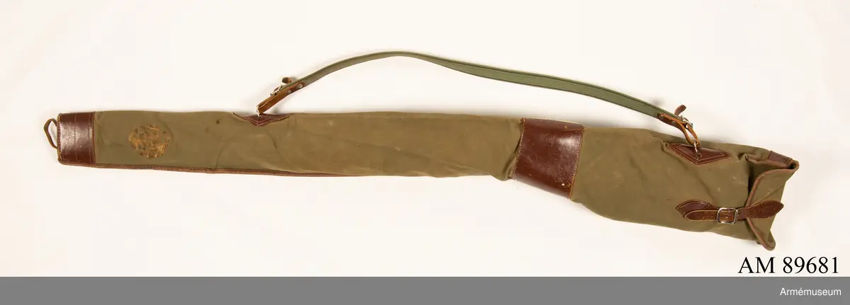 Dioptersikte av m/Söderlin. 
Samhörande fodral märkt med innehavarens namn. 

Vapnet märkt på lådans ovansida:
"Husqvarna vapenfabrik Aktiebolag 1943"