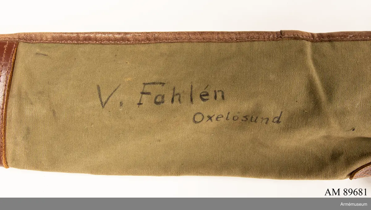 Dioptersikte av m/Söderlin. 
Samhörande fodral märkt med innehavarens namn. 

Vapnet märkt på lådans ovansida:
"Husqvarna vapenfabrik Aktiebolag 1943"