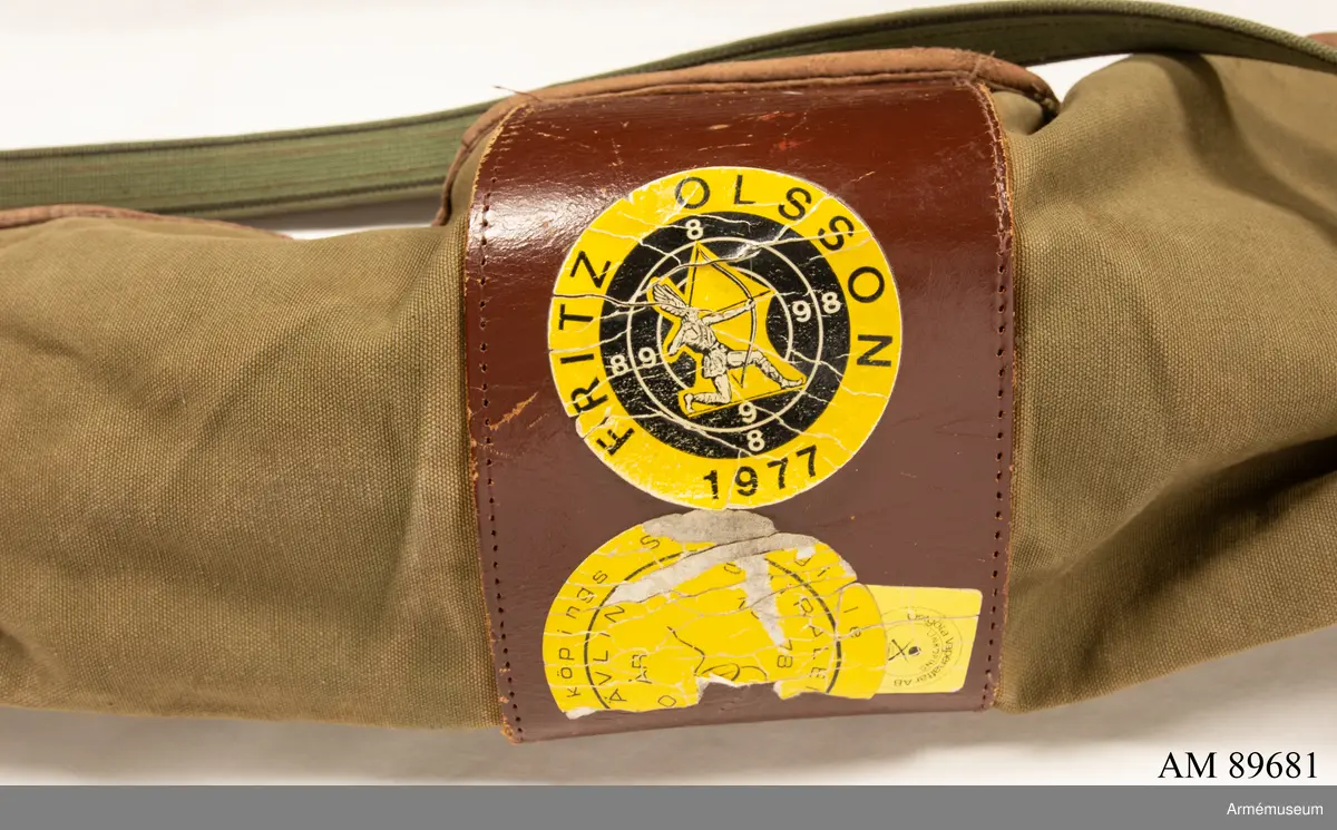 Dioptersikte av m/Söderlin. 
Samhörande fodral märkt med innehavarens namn. 

Vapnet märkt på lådans ovansida:
"Husqvarna vapenfabrik Aktiebolag 1943"