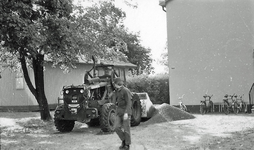 Grusning av ytan framför entrén till Klissowbyggnaden (by 560) på K 3 1978.