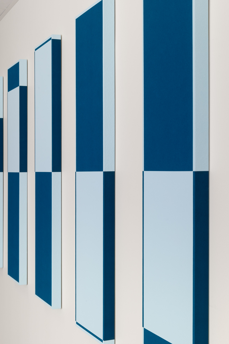 Inspirasjonen til kunstverket er hentet fra luftfart, fugleflukt og fra naturen. Det kunstneriske uttrykket er likevel ikke direkte knyttet til disse motivene. Kunstverkene består av stiliserte (ikke forestillende) rektangulære, lyddempende plater som er malerisk bearbeidet slik at de kan gi assosiasjoner til tid, lys, fart, bølger, sekvens og utvikling. Motivene er hovedsakelig utført i fire ulike blåfarger.