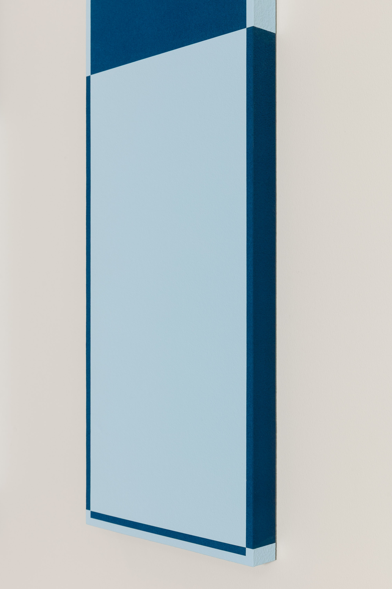 Inspirasjonen til kunstverket er hentet fra luftfart, fugleflukt og fra naturen. Det kunstneriske uttrykket er likevel ikke direkte knyttet til disse motivene. Kunstverkene består av stiliserte (ikke forestillende) rektangulære, lyddempende plater som er malerisk bearbeidet slik at de kan gi assosiasjoner til tid, lys, fart, bølger, sekvens og utvikling. Motivene er hovedsakelig utført i fire ulike blåfarger.