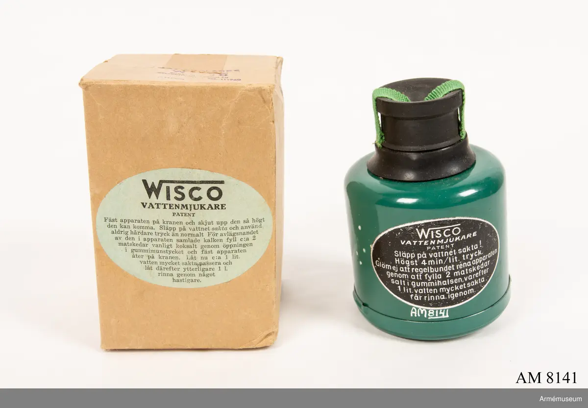 Vattenmjukare Wisco. Tillverkad av grön och svart plåt och gummi. Klistrad etikett  "Wisco vattenmjukare Patent". I botten med vit oljefärg "C". Apparaten skall sättas på en vattenkran. Vattnet får rinna igenom med högst 4 min/liter (sic!) tryck. Rening av apparaten görs med 2 matskedar salt som läggs i gummivalsen varefter en liter vatten sakta får rinna igenom. Bruksanvisning finns i  förpackningen. Ingår i fotomaterielsats 7 låda 2.