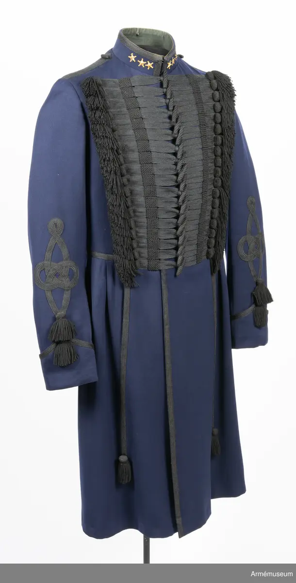 I den vänstra innerfickan finns en etikett med text: "S. J. HULTBERG & SON SKÖFDE Herr Löjtnant C. G. Kruckenberg sept. 1915".