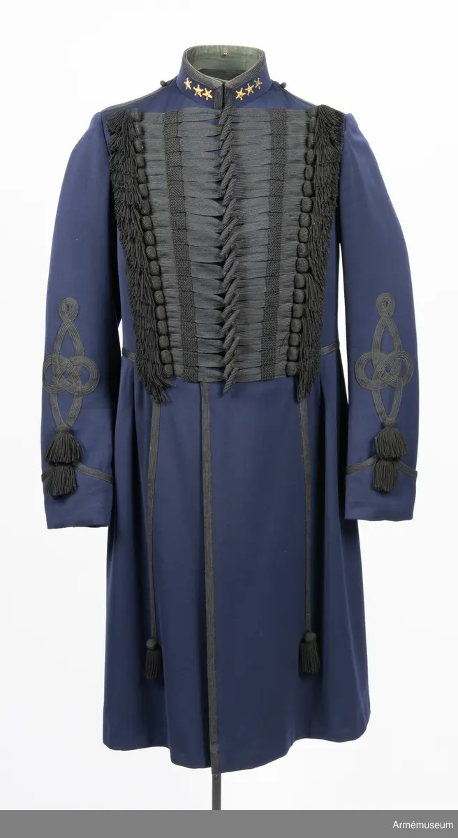 I den vänstra innerfickan finns en etikett med text: "S. J. HULTBERG & SON SKÖFDE Herr Löjtnant C. G. Kruckenberg sept. 1915".