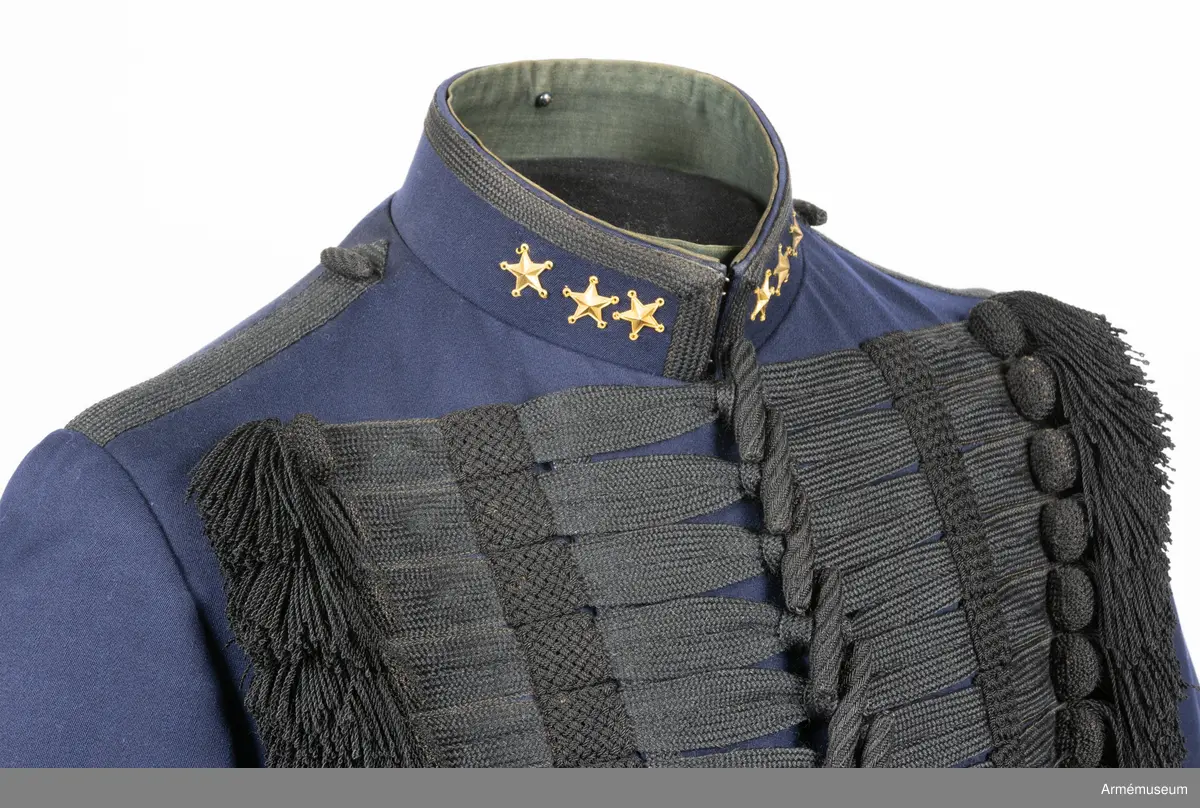 I den vänstra innerfickan finns en etikett med text: "S. J. HULTBERG & SON SKÖFDE Herr Löjtnant C. G. Kruckenberg sept. 1915".