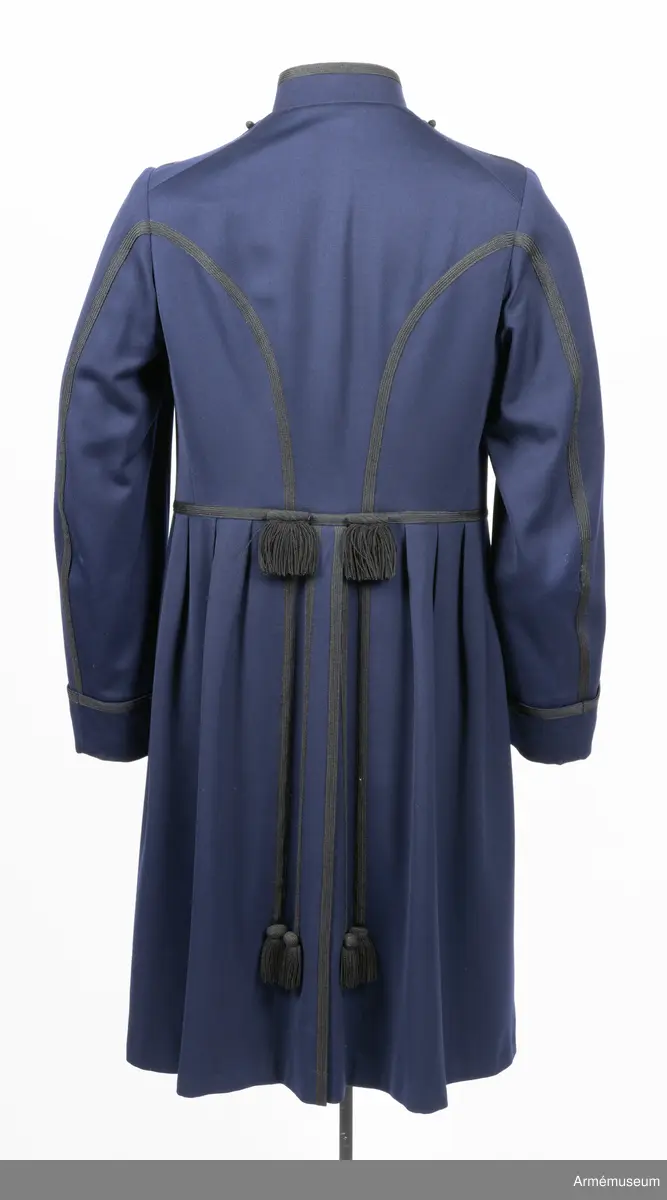 I den vänstra innerfickan finns en etikett med text: "S. J. HULTBERG & SON SKÖFDE Herr Löjtnant C. G. Kruckenberg sept. 1915".