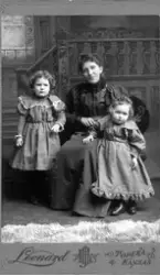 Porträtt av en kvinn med två barn.
Leonard.Topeka, Kansas.