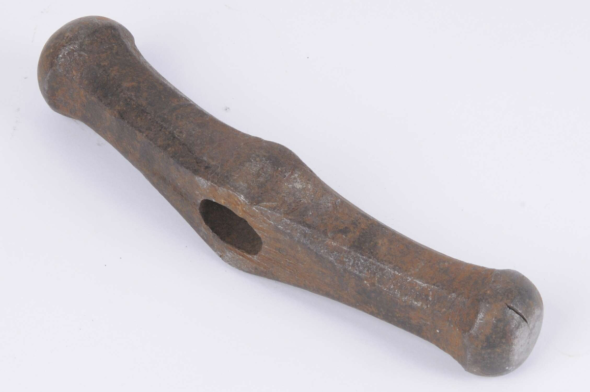 Drivhammare utan skaft. Rostig. Två rundade kupiga slagytor.