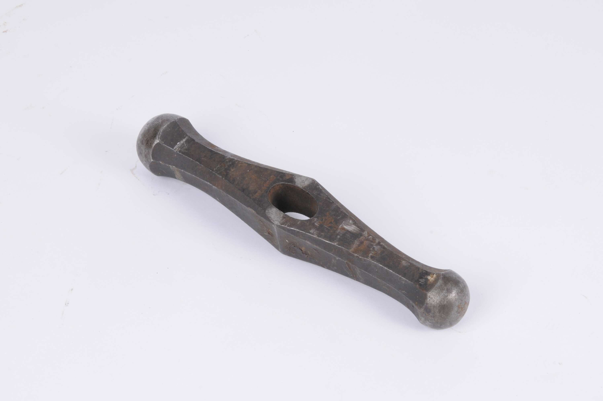 Hammare utan skaft. Två kupiga rundade slagytor, lite rost.
Märkt: fackla samt C.D. samt GU(B)S STAHL 4.