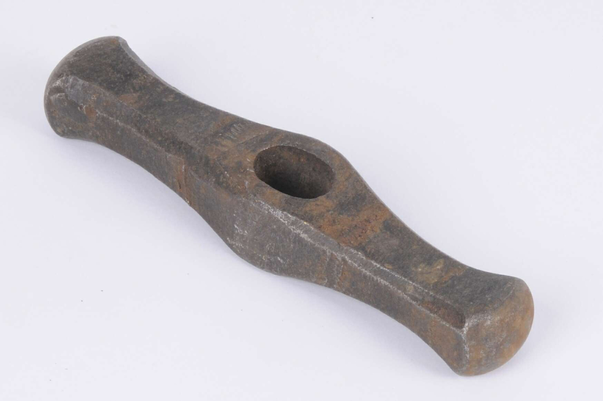 Drivhammare, huvud utan skaft. Rostig. Hackmärken.