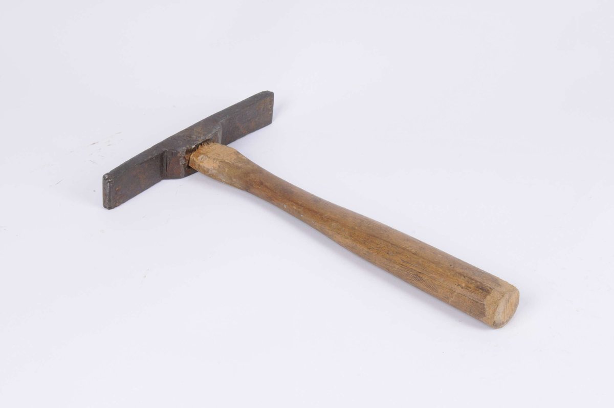 Sickhammare, kan vara en typ av schweifhammare. Rektangulärt huvud med en lätt böjning. Slagytorna rundade. Skaftet är slitet i båda ändarna och har rester av lim och färg. Det sitter fyra spikar i skaftet vid huvudet, varav en är vikt över den andra. 