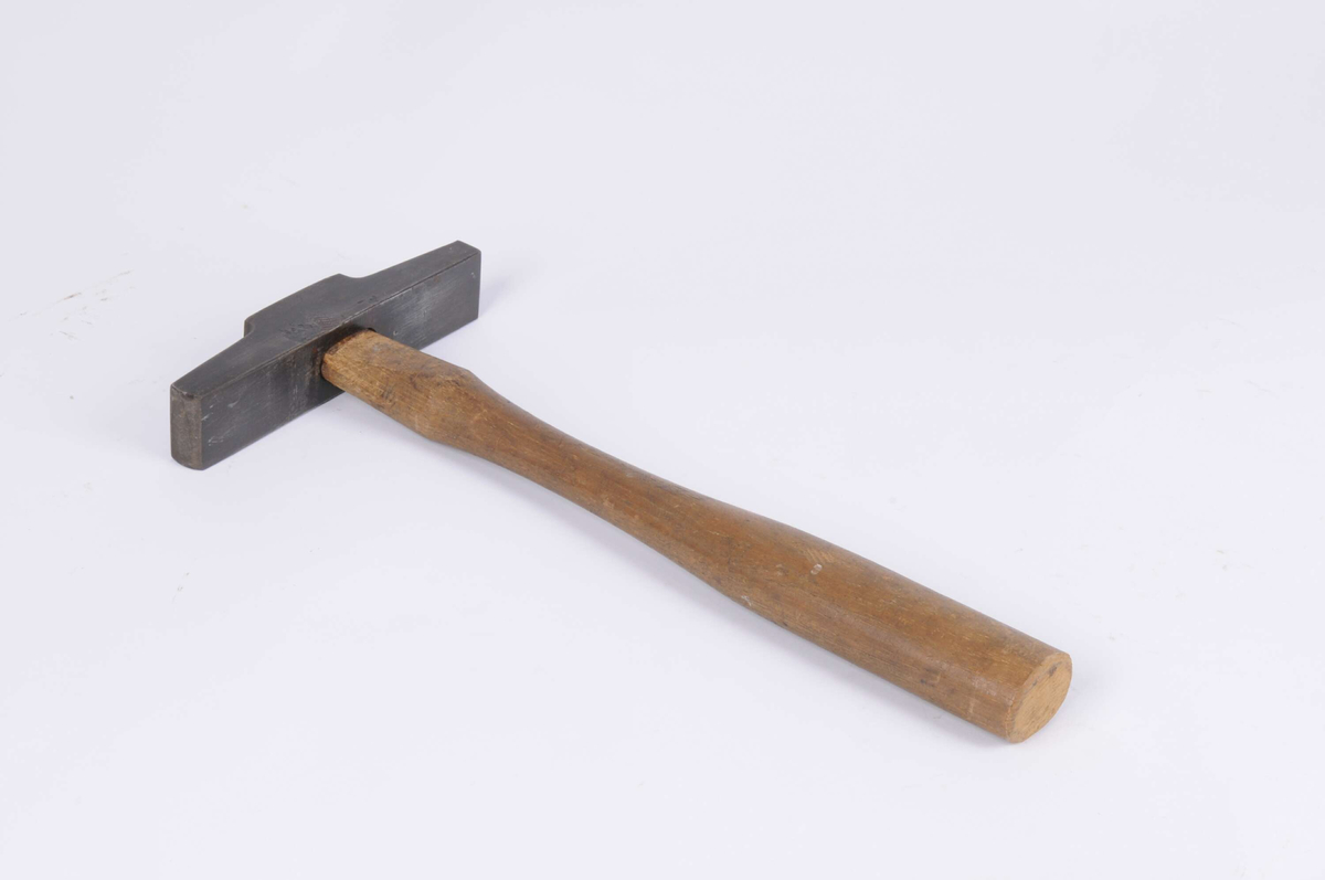 Sickhammare, kan eventuellt vara en typ av schweifhammare. Huvudet är helt platt på undersidan. Slagytorna är något rundade, den ena mer än den andra. Rektangulär form. Bra skaft.
Märkt: S.