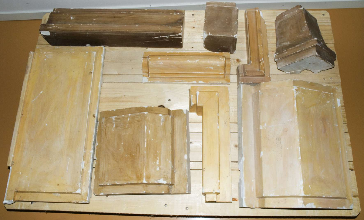 Gipsdelar, formar till kakelugn.
