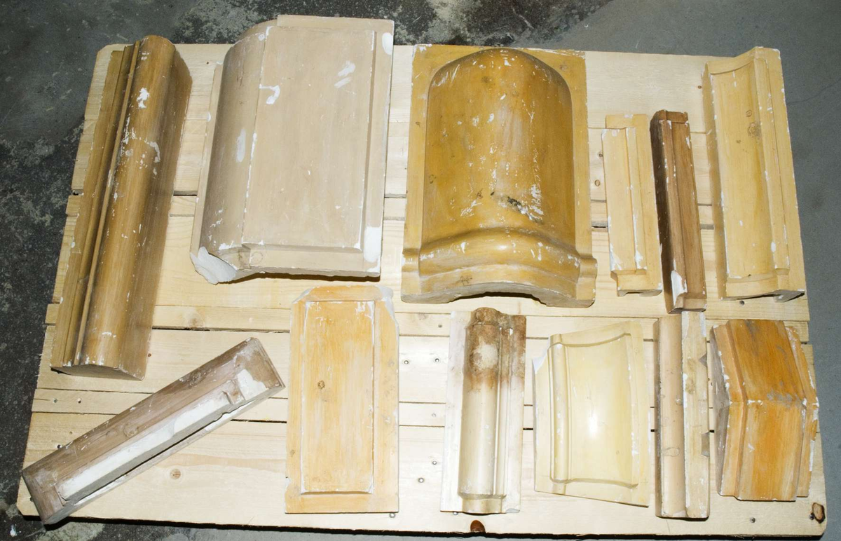 Gipsdelar, formar till kakelugn.
