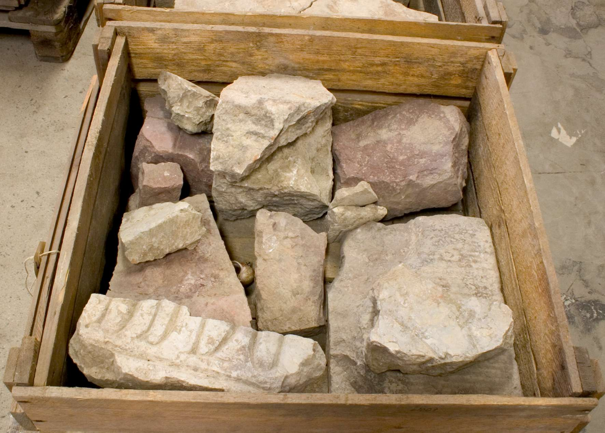 469 fragment av sten - större delen utgörs av ljus kalksten samt en mindre del av röd kalksten. Olika storlekar på fragmenten, på några av fragmenten finns ornamentik.
