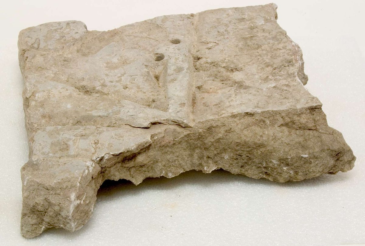 469 fragment av sten - större delen utgörs av ljus kalksten samt en mindre del av röd kalksten. Olika storlekar på fragmenten, på några av fragmenten finns ornamentik.
