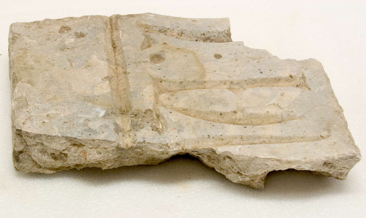 469 fragment av sten - större delen utgörs av ljus kalksten samt en mindre del av röd kalksten. Olika storlekar på fragmenten, på några av fragmenten finns ornamentik.
