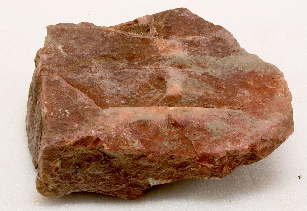 469 fragment av sten - större delen utgörs av ljus kalksten samt en mindre del av röd kalksten. Olika storlekar på fragmenten, på några av fragmenten finns ornamentik.
