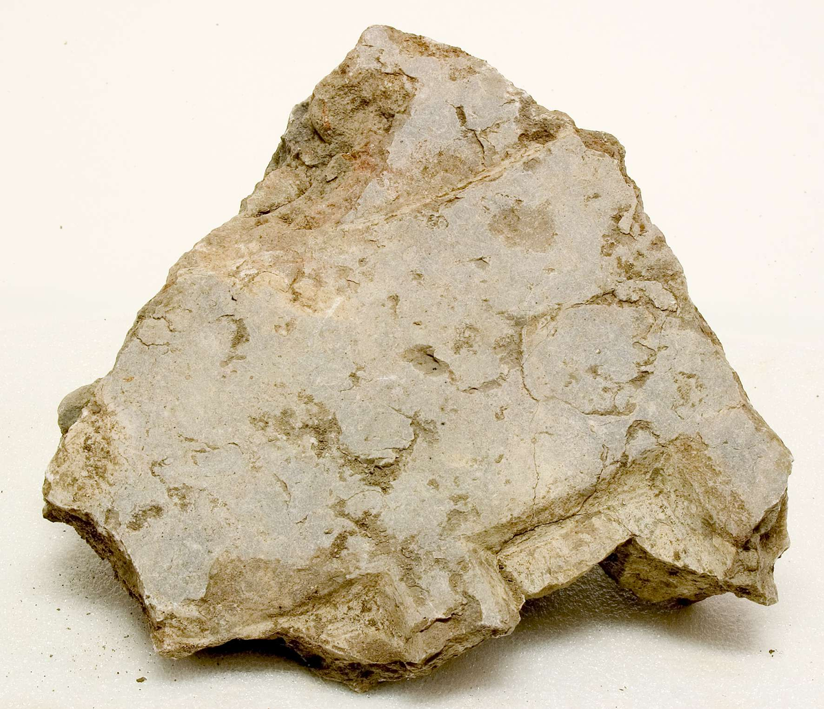 469 fragment av sten - större delen utgörs av ljus kalksten samt en mindre del av röd kalksten. Olika storlekar på fragmenten, på några av fragmenten finns ornamentik.
