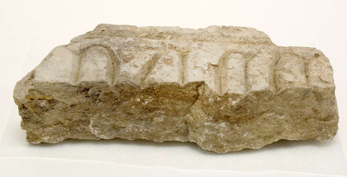 469 fragment av sten - större delen utgörs av ljus kalksten samt en mindre del av röd kalksten. Olika storlekar på fragmenten, på några av fragmenten finns ornamentik.
