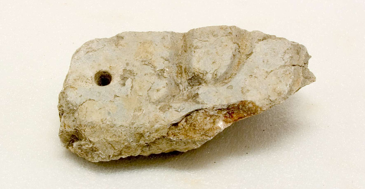 469 fragment av sten - större delen utgörs av ljus kalksten samt en mindre del av röd kalksten. Olika storlekar på fragmenten, på några av fragmenten finns ornamentik.
