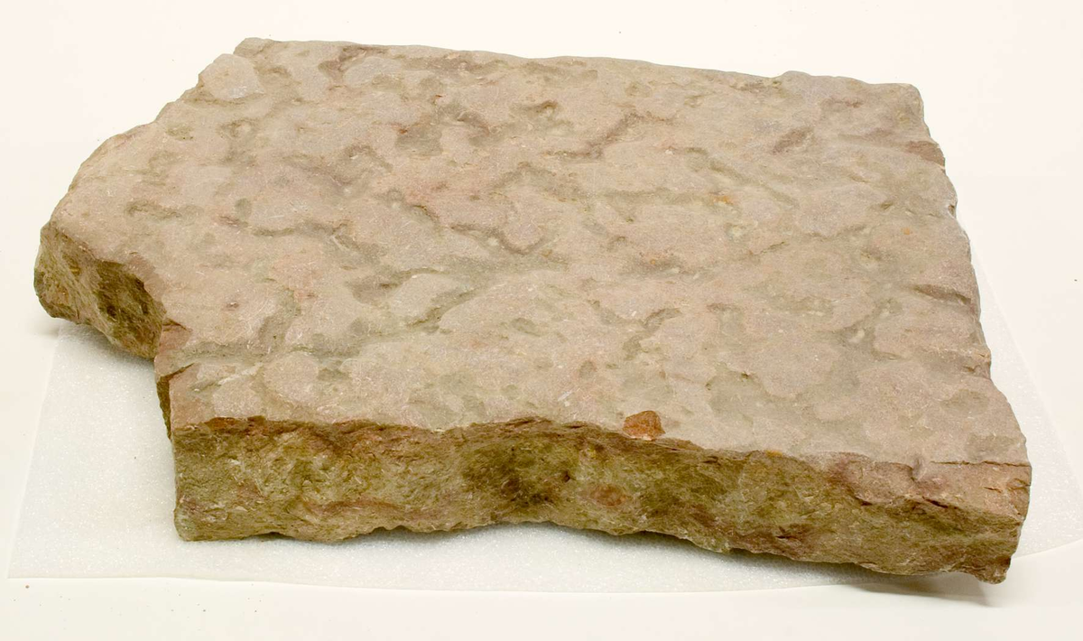 469 fragment av sten - större delen utgörs av ljus kalksten samt en mindre del av röd kalksten. Olika storlekar på fragmenten, på några av fragmenten finns ornamentik.
