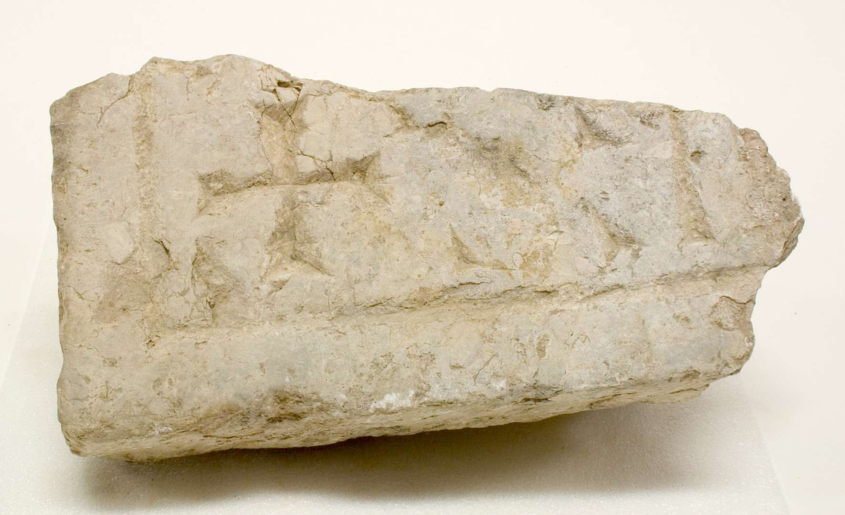 469 fragment av sten - större delen utgörs av ljus kalksten samt en mindre del av röd kalksten. Olika storlekar på fragmenten, på några av fragmenten finns ornamentik.
