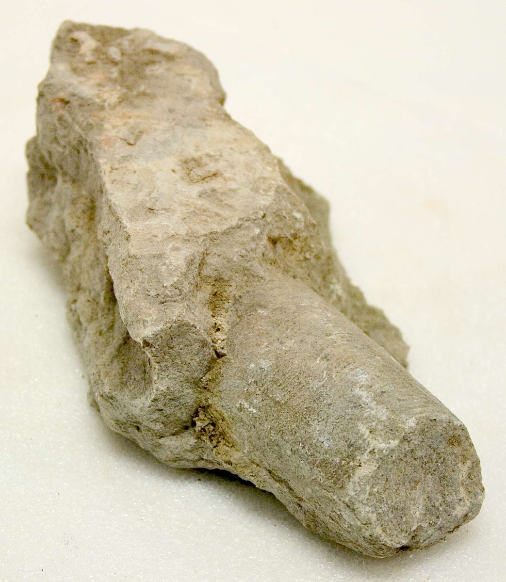 469 fragment av sten - större delen utgörs av ljus kalksten samt en mindre del av röd kalksten. Olika storlekar på fragmenten, på några av fragmenten finns ornamentik.
