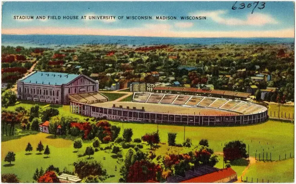 Postkort med fargerik tegning av landskap med stor bygning til venstre og en oval idrettsarena med stor tribune midt på bildet. 