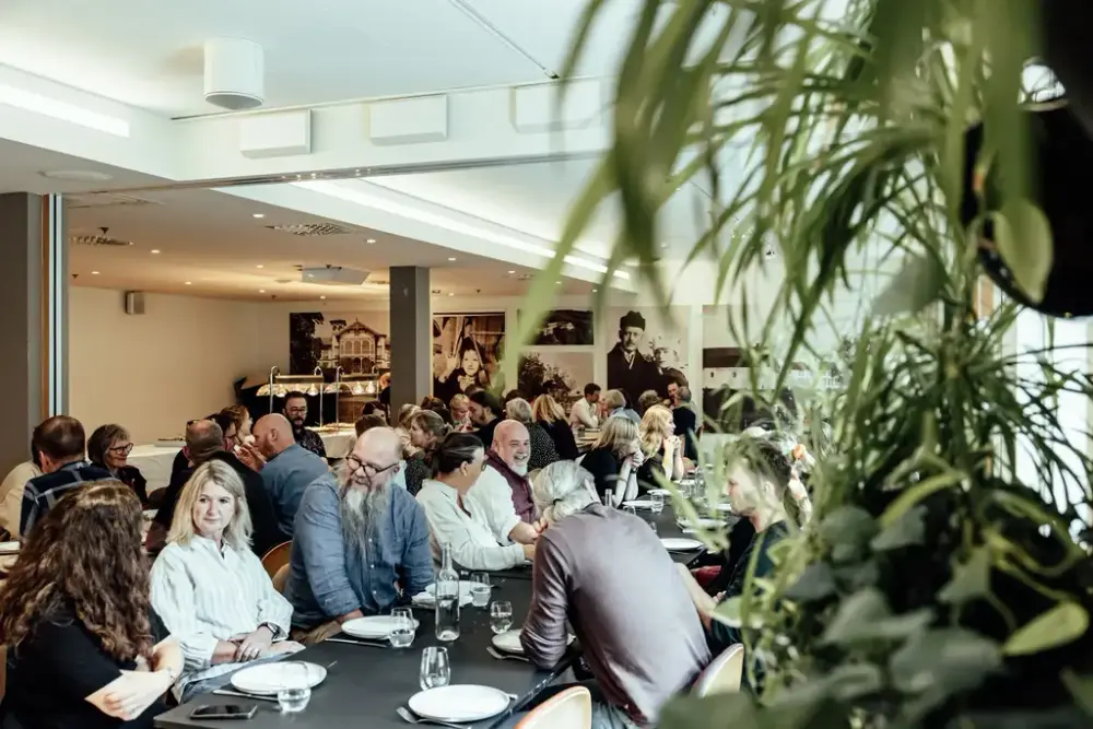 Gjester som spiser ved et langbord